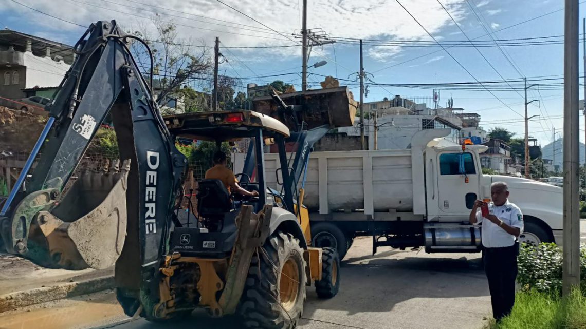 Personal del Gobierno Municipal y Ejército atienden deslave en Ruiz Cortines