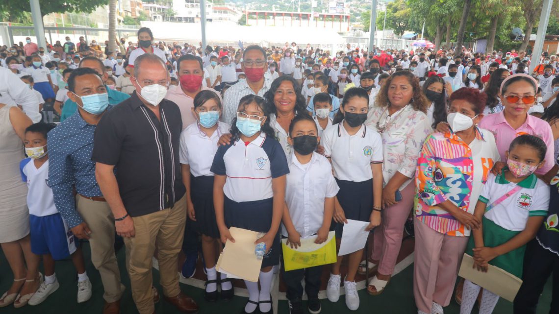 Entrega Abelina López becas del programa “Estudiar para Transformar”