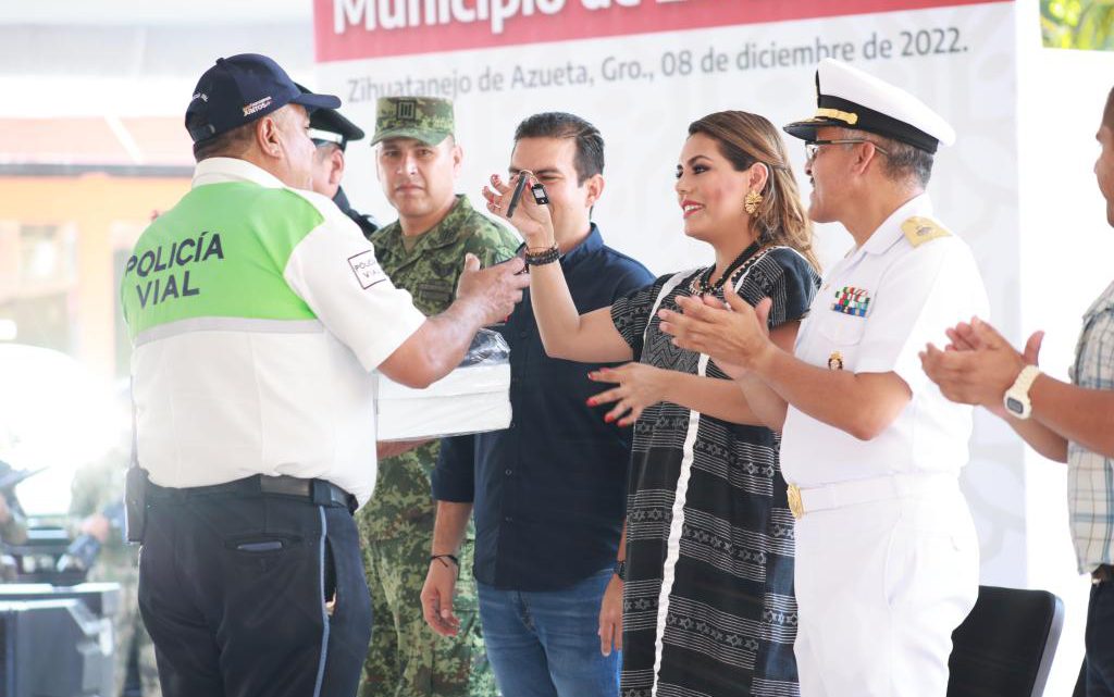 Entrega Evelyn Salgado patrullas, equipo y uniformes a personal de Seguridad Pública de Zihuatanejo