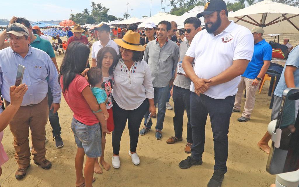 Da la bienvenida Abelina López a turistas