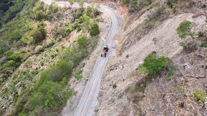 Inicia Cicaeg trabajos de conservación del camino Iyotla-Carrizal de Bravo, en el municipio de Leonardo Bravo