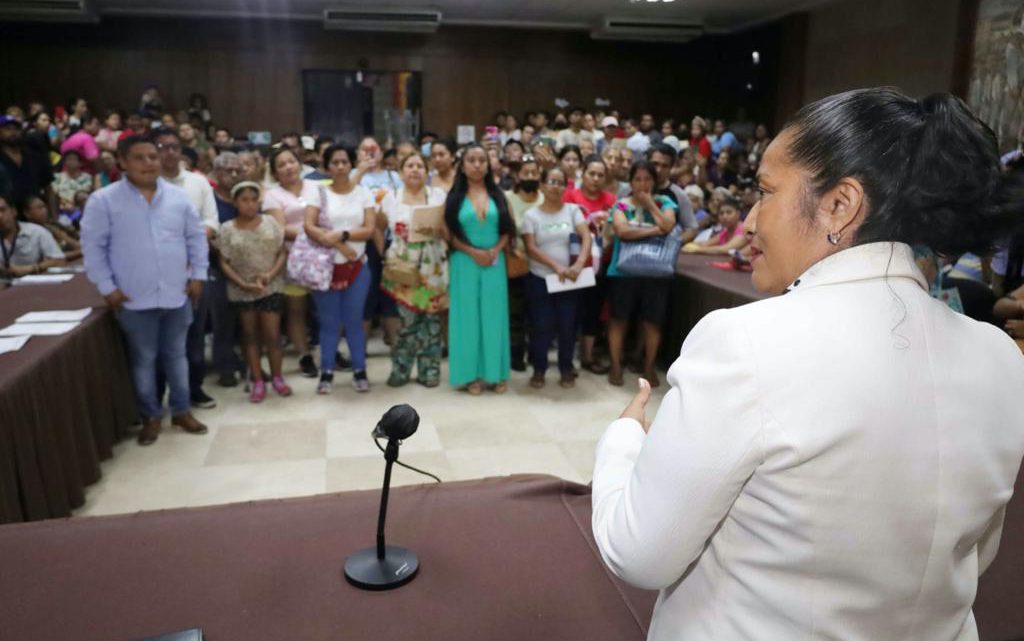 Entrega Abelina López apoyos a comerciantes afectados por incendio