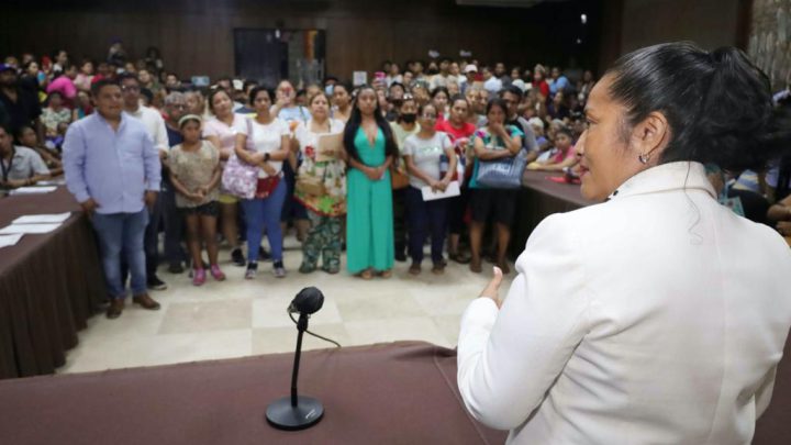 Entrega Abelina López apoyos a comerciantes afectados por incendio