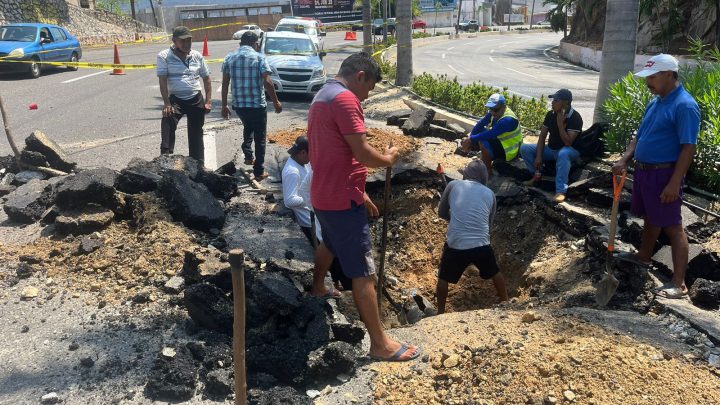 Brindan Cicaeg y Capama atención inmediata a fuga de agua y socavón en la avenida Escénica de Acapulco