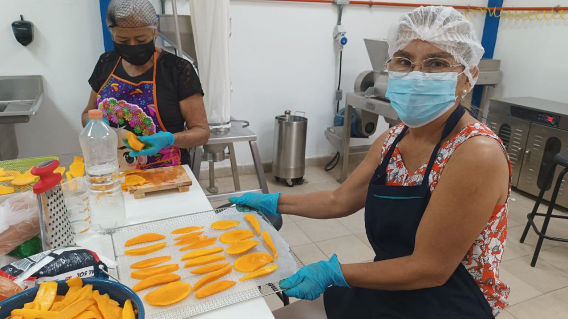 Se capacitan a las mujeres en talleres de elaboración de productos del campo