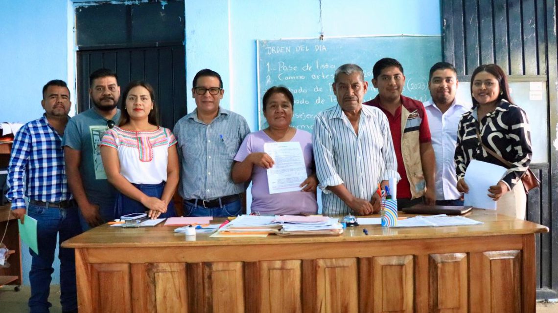 Continuarán los trabajos pavimentación del camino artesanal Arroyo San Pedro en Iliatenco