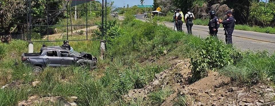 Cinco heridos deja volcadura de camioneta en el municipio de Tecpan