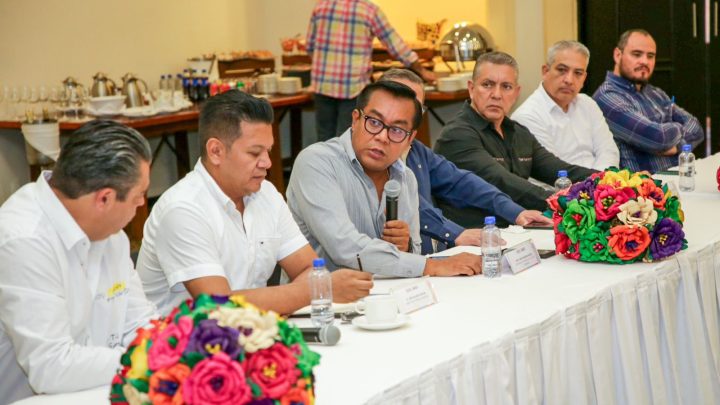 Titular de Sectur Guerrero, Simón Quiñones, se reúne con representantes del sector turístico en Ixtapa-Zihuatanejo
