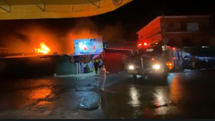 BOMBEROS DE SGIRPCGRO SOFOCAN INCENDIO EN MERCADO MUNICIPAL DE CD. ALTAMIRANO