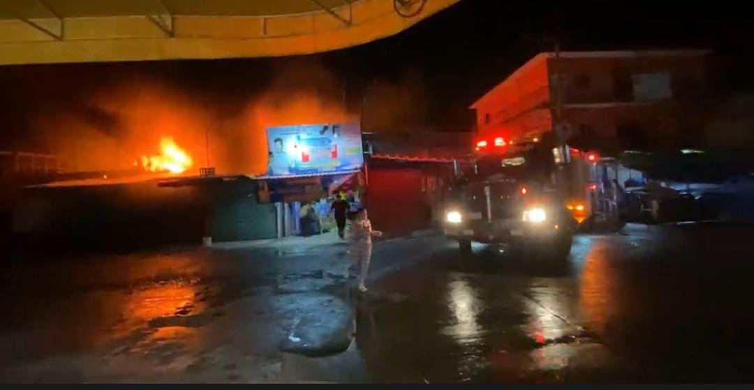 BOMBEROS DE SGIRPCGRO SOFOCAN INCENDIO EN MERCADO MUNICIPAL DE CD. ALTAMIRANO