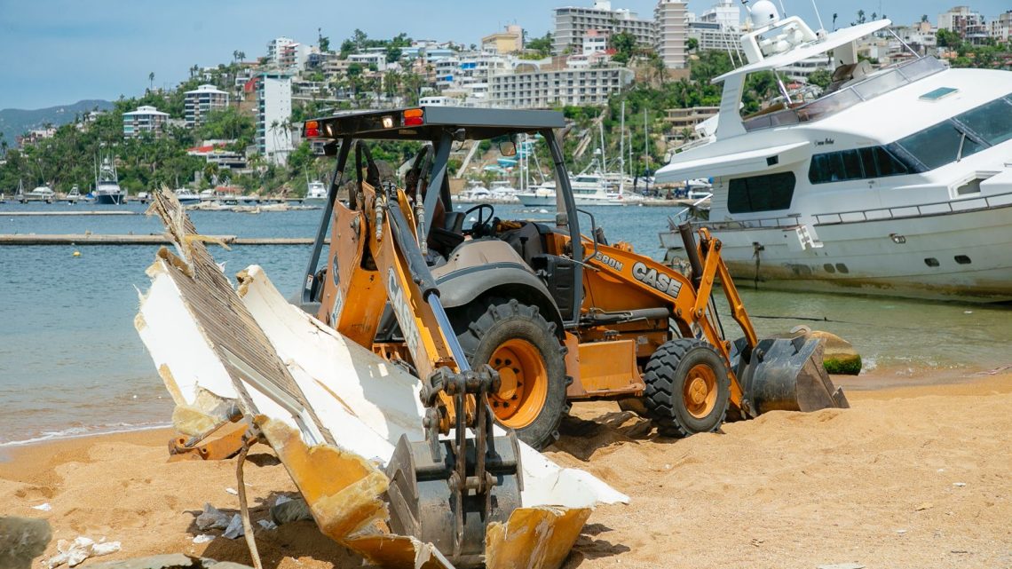 Evelyn Salgado avanza en limpieza y retiro de escombro en Playa Larga de Acapulco