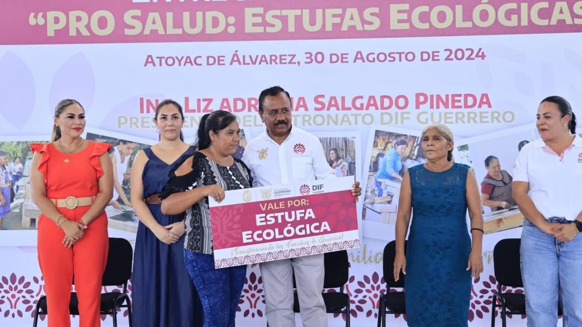 La gobernadora Evelyn Salgado promueve la salud mediante la entrega estufas ecológicas en la Costa Grande