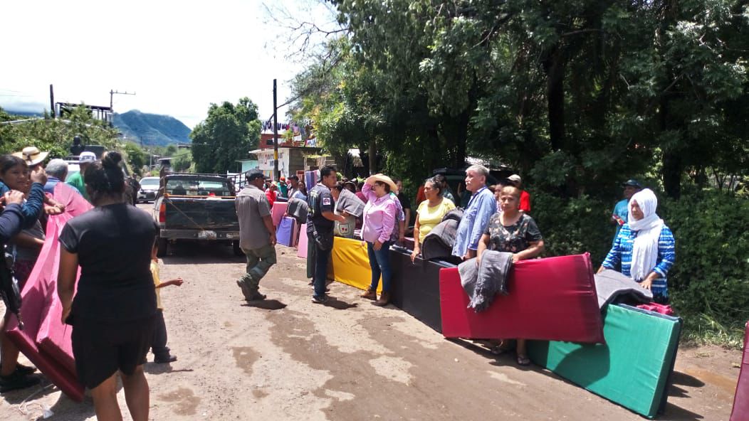 Gobernadora Evelyn Salgado manda ayuda emergente a familias afectadas por últimas lluvias en Coyuca de Catalán