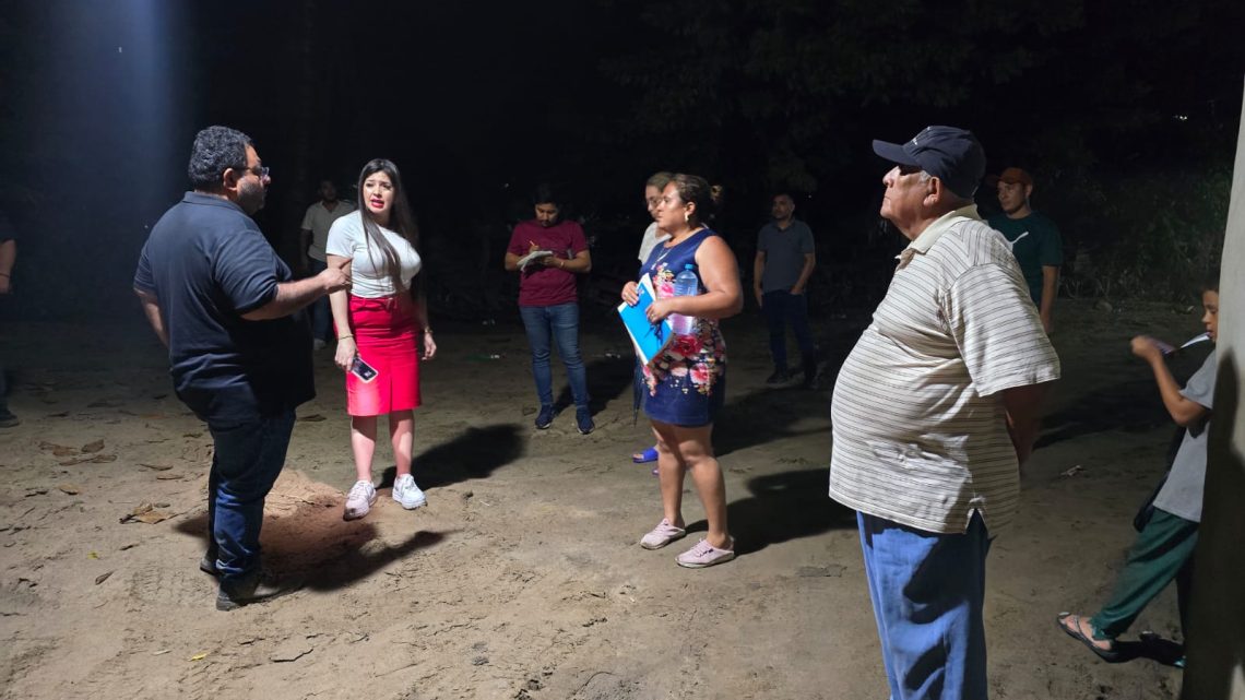 Atiende Evelyn Salgado a la población afectada en Tecpan de Galeana