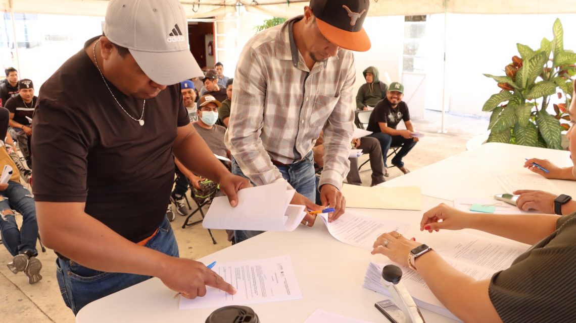 Trabajadores agrícolas guerrerenses firman carta compromiso para laborar en Estados Unidos