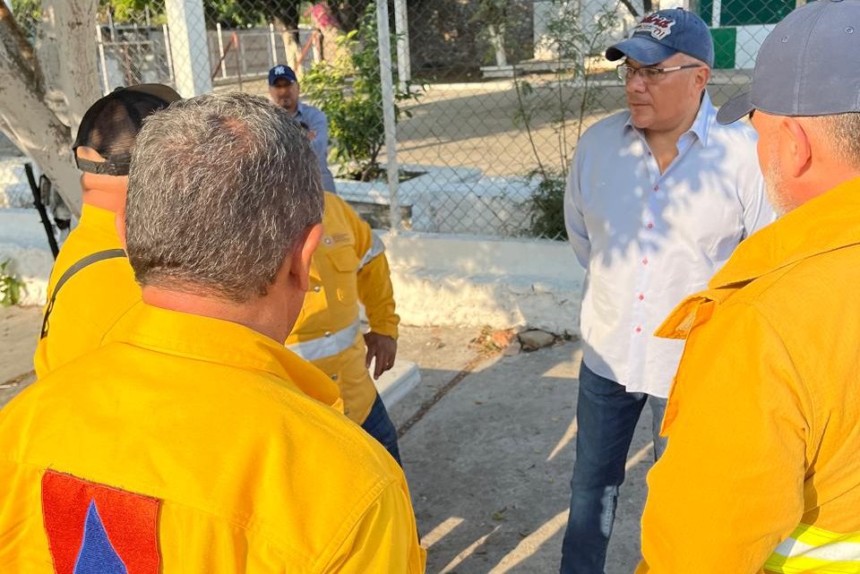 Autoridades estatales y municipales intensifican acciones para extinguir incendio forestal en Iguala