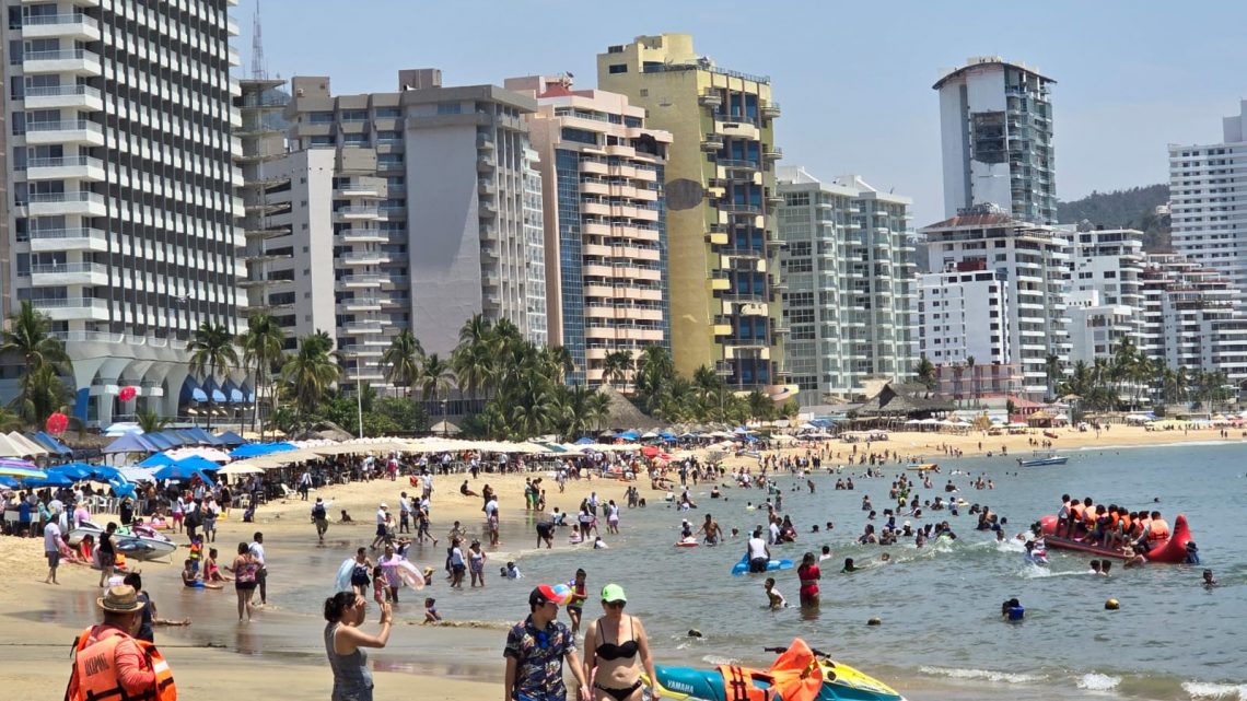 Turistas nacionales e internacionales disfrutan del fin de semana en destinos de Guerrero